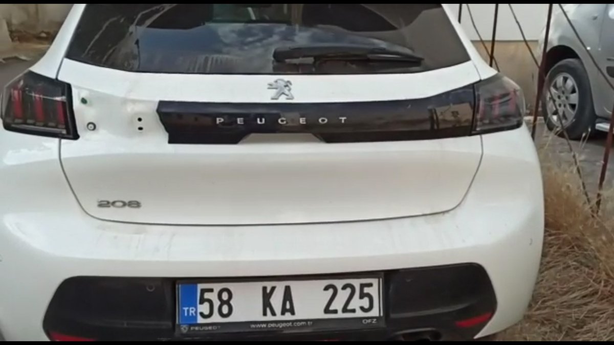 ayhankeskin's tweet photo. 12-Sonuç olarak; bagaj kapağında, üzerinde PEUGEOT yazan parçayı bu şekilde yarım kullanmaya devam edeceğim. Markanızın ne kadar YARIM olduğunu insanlar görsün...>> https://t.co/CYlmimAnHa