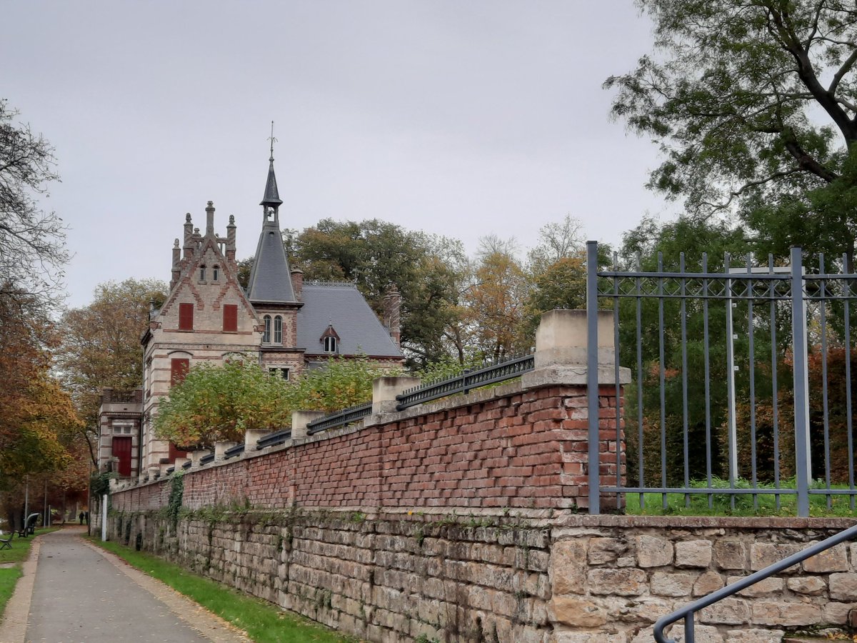 ch_hasenfratz's tweet photo. Tjs dans mes suivis d'étiquetage des bacs recyclables...
En tournant dans @Les_Mureaux un bord de #seine et une belle demeure...
@OTI_GPSEO @Ytourisme @CUGPSEO #paysage #landscape @JaimePatrimoine #AgentExploitationDechets https://t.co/dUFKWNhVkW