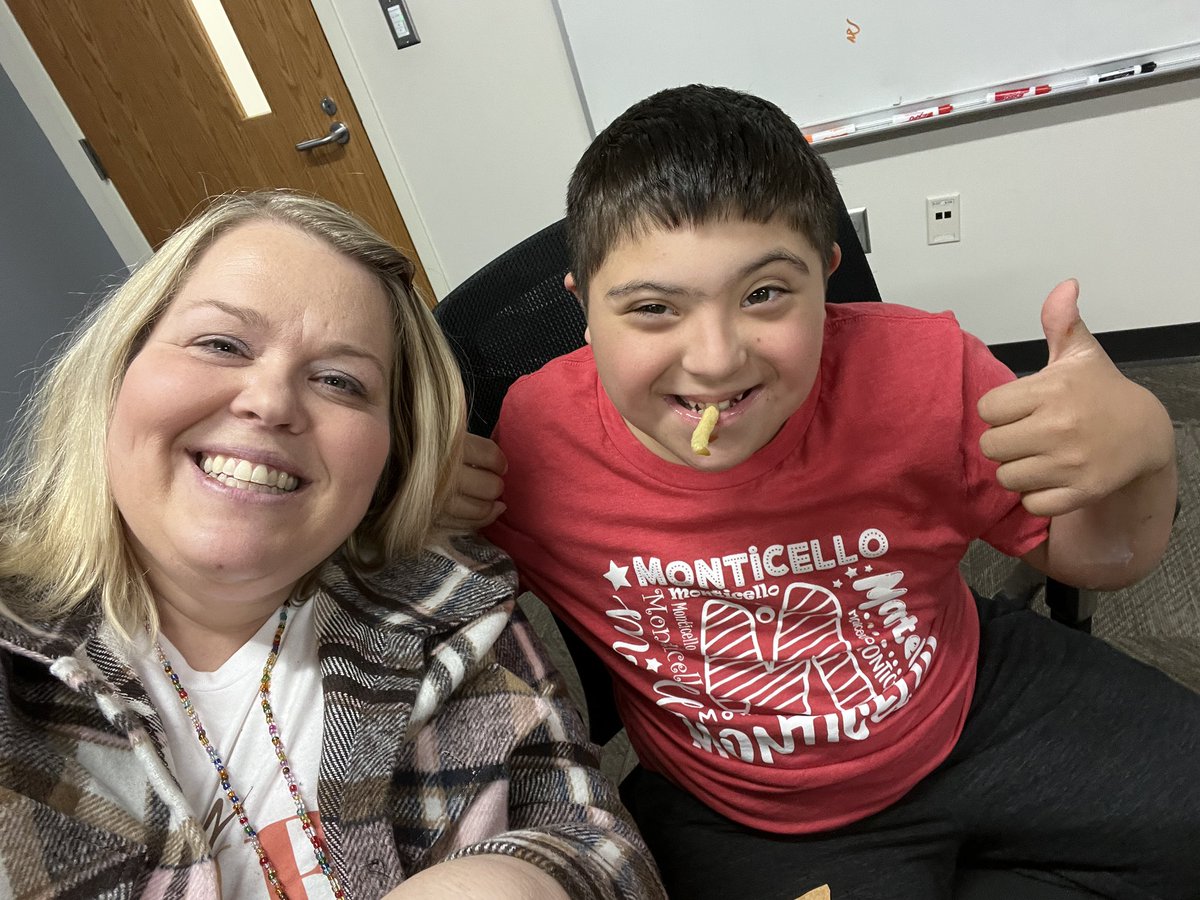 sarahvmn's tweet photo. Lunch date with this cool guy! He is living his best life! #lmemagic #montimagic https://t.co/t1PVvB8TLr