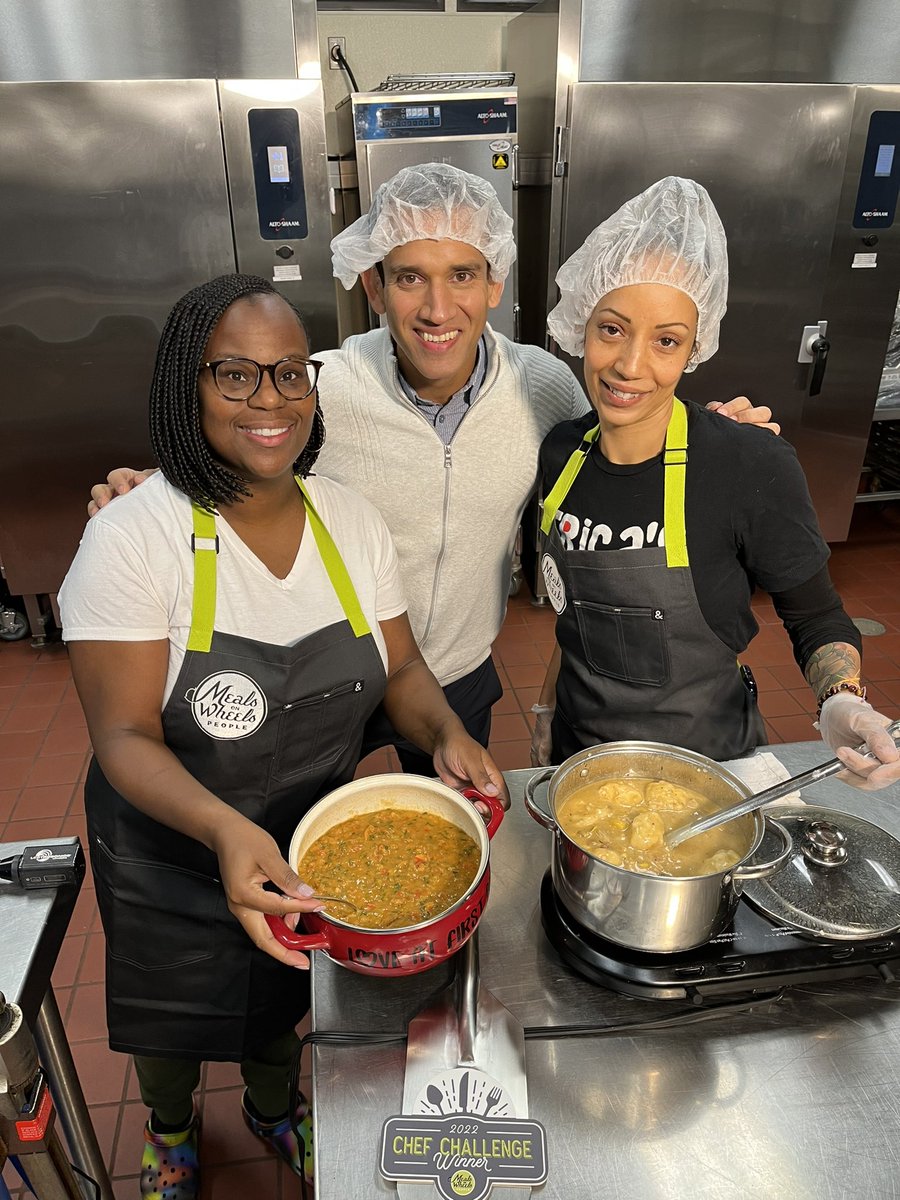 fox12oregon's tweet image. This morning, @JoeVFox12 was with @MealsWheelsPpl to talk Thanksgiving dinner - and there was a cooking competition too! To find out who won the challenge, watch today's #OnTheGoWithJoe: bit.ly/3UJWo5i