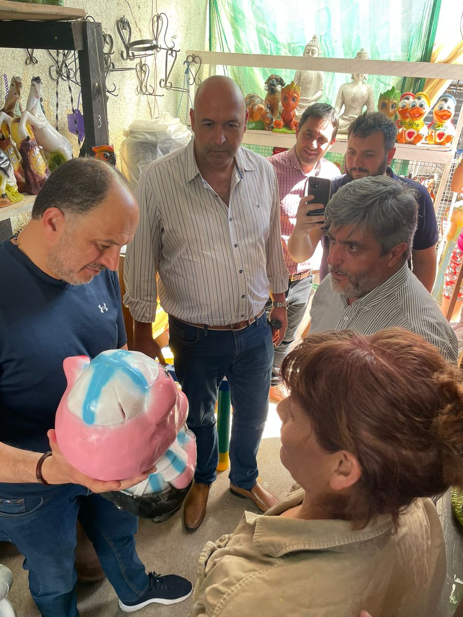 pablogarate's tweet photo. #RíoCuarto con Nelly ,que lleva adelante con mucho trabajo y esfuerzo su emprendimiento familiar. Produce esculturas de yeso hechas al molde, participó y aprobó el curso #MejoráTuEmprendimiento de @FoncapSA ,estaba muy emocionada con su diploma en mano.
#EmprenderPorElPaís https://t.co/p5IB4Ra0QH