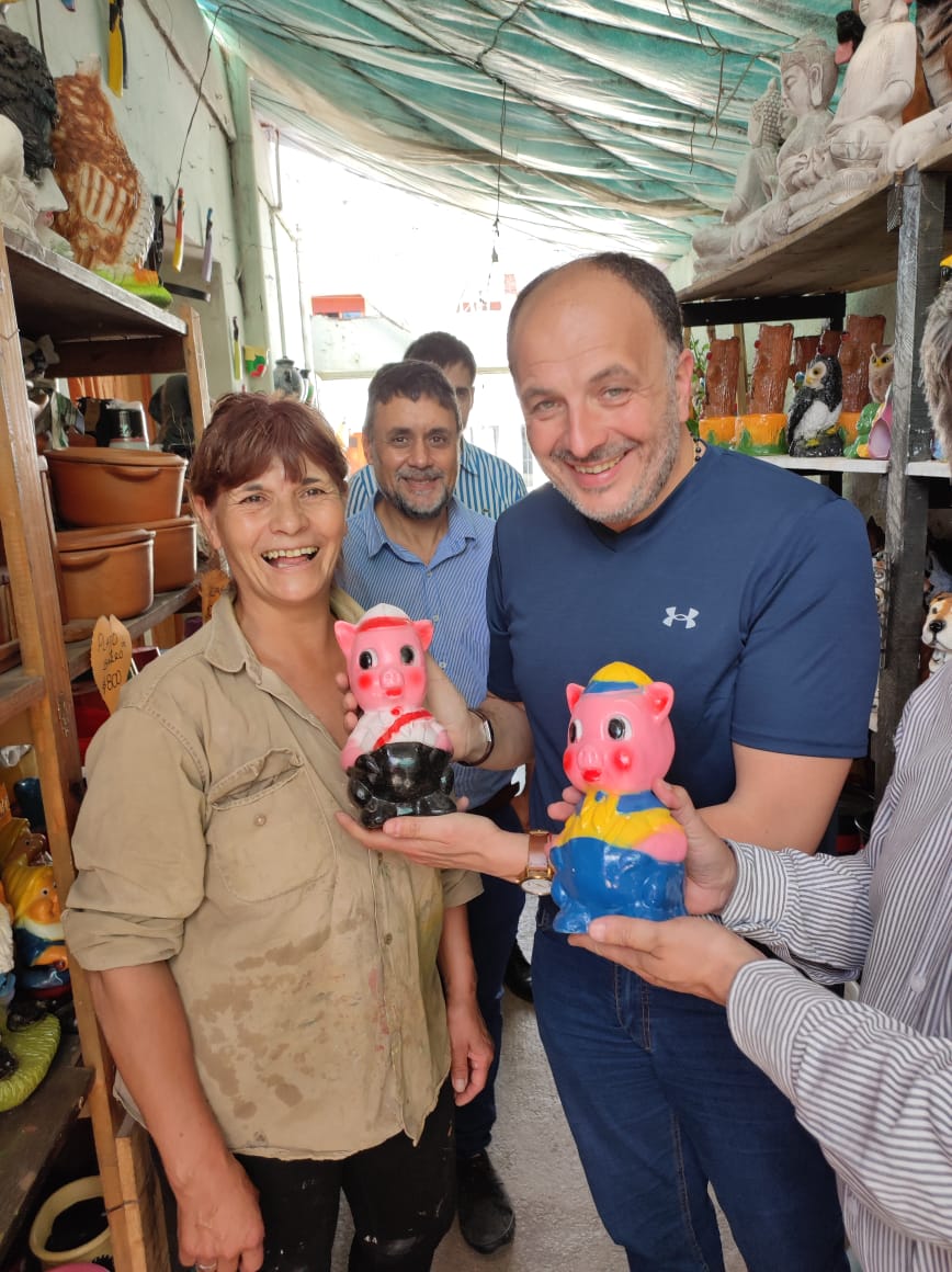 pablogarate's tweet photo. #RíoCuarto con Nelly ,que lleva adelante con mucho trabajo y esfuerzo su emprendimiento familiar. Produce esculturas de yeso hechas al molde, participó y aprobó el curso #MejoráTuEmprendimiento de @FoncapSA ,estaba muy emocionada con su diploma en mano.
#EmprenderPorElPaís https://t.co/p5IB4Ra0QH