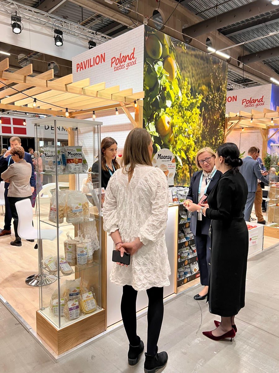 Karolina Gaweł (@d_gawel) on Twitter photo Targi Nordic Organic Food Fair 2022 rozpoczęte! 🇵🇱 🇸🇪
Polskie firmy w Malmö w Szwecji powitała Ambasador Joanna Hoffman, która wraz z Zastępcą Dyrektora Generalnego <a href="/KOWR_gov_pl/">Krajowy Ośrodek Wsparcia Rolnictwa</a> Małgorzatą Gośniowską-Kolą otworzyła polskie stoisko narodowe 👏 Targi Nordic Organic Food Fair 2022 rozpoczęte! 🇵🇱 🇸🇪
Polskie firmy w Malmö w Szwecji powitała Ambasador Joanna Hoffman, która wraz z Zastępcą Dyrektora Generalnego <a href="/KOWR_gov_pl/">Krajowy Ośrodek Wsparcia Rolnictwa</a> Małgorzatą Gośniowską-Kolą otworzyła polskie stoisko narodowe 👏