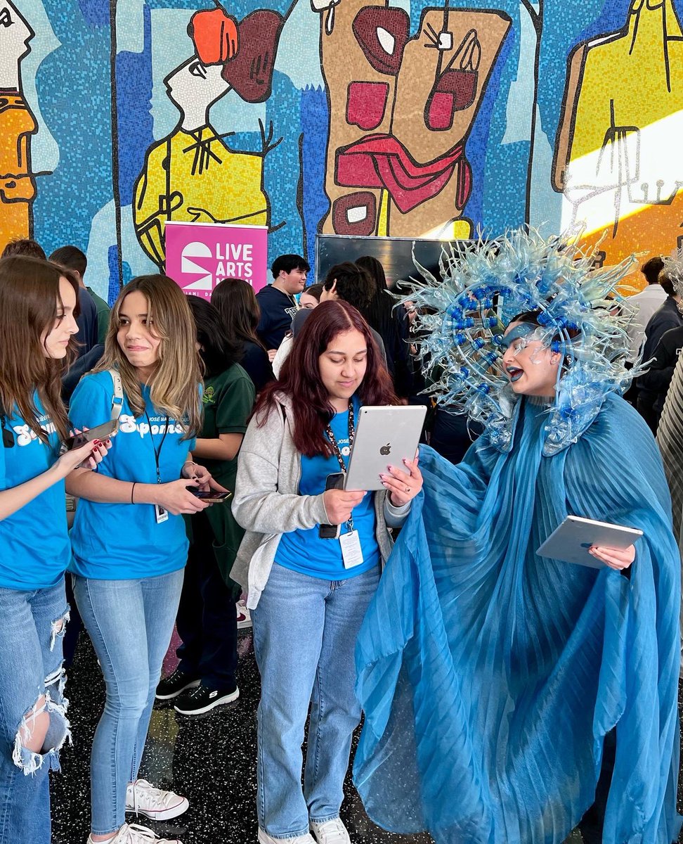 MeesterCruz's tweet photo. Learning ab climate and oceans 🌊 through the arts 🎭 @josemartimast #oceanfilibuster #mast2223 https://t.co/vtyYLWtL9I