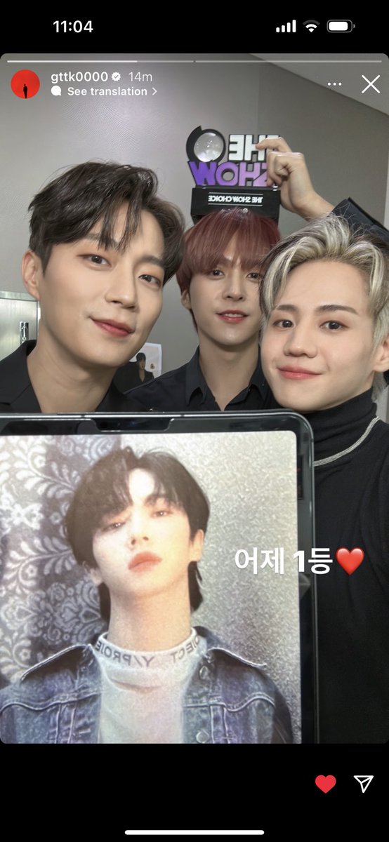 VickyHaw's tweet photo. Congratulations to Highlight won again and got the 1st place in Show Champion🥳 Always feel so proud and grateful for your hardwork. Thank you. Highlight and Light is the best one. Lots of love to you💙💛💚💜💡#HIGHLIGHT #하이라이트 #Alone2ndWin #Highlight64thWin #하이라이트1위 https://t.co/TdqL4JFesl