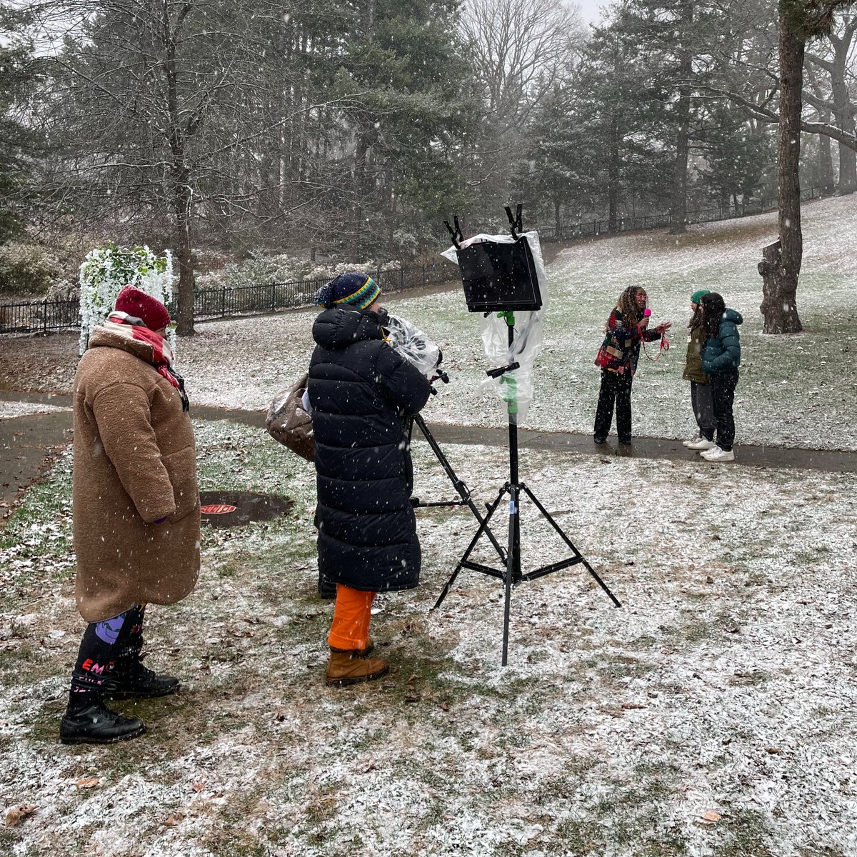 Quand la neige s'invite dans le décor de Zik - saison 2, on s'adapte! ❄️🌨

Merci à toute l'équipe d'avoir travaillé dans ces conditions, et ce, avec le sourire!

#musique #télévision #production #ontario #membresAPFC