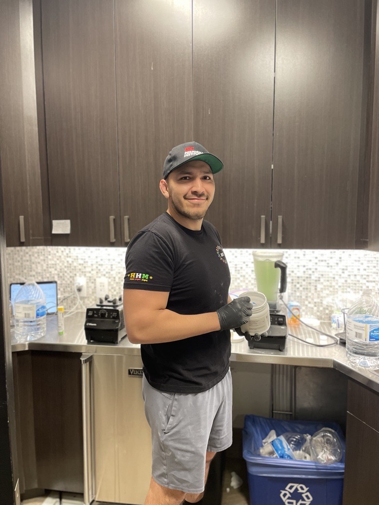 fuelingvictory's tweet photo. #GatoradeSNIP update with Glenn Castro💥
Glenn is the @gppartner SNIP fellow at @UFCPI where he is working with UFC athletes under the mentorship of Clint Wattenberg and the rest of the amazing RDs at the PI.
Keep up the great work #FuelingVictory, Glenn! https://t.co/kxKyWKuXQV