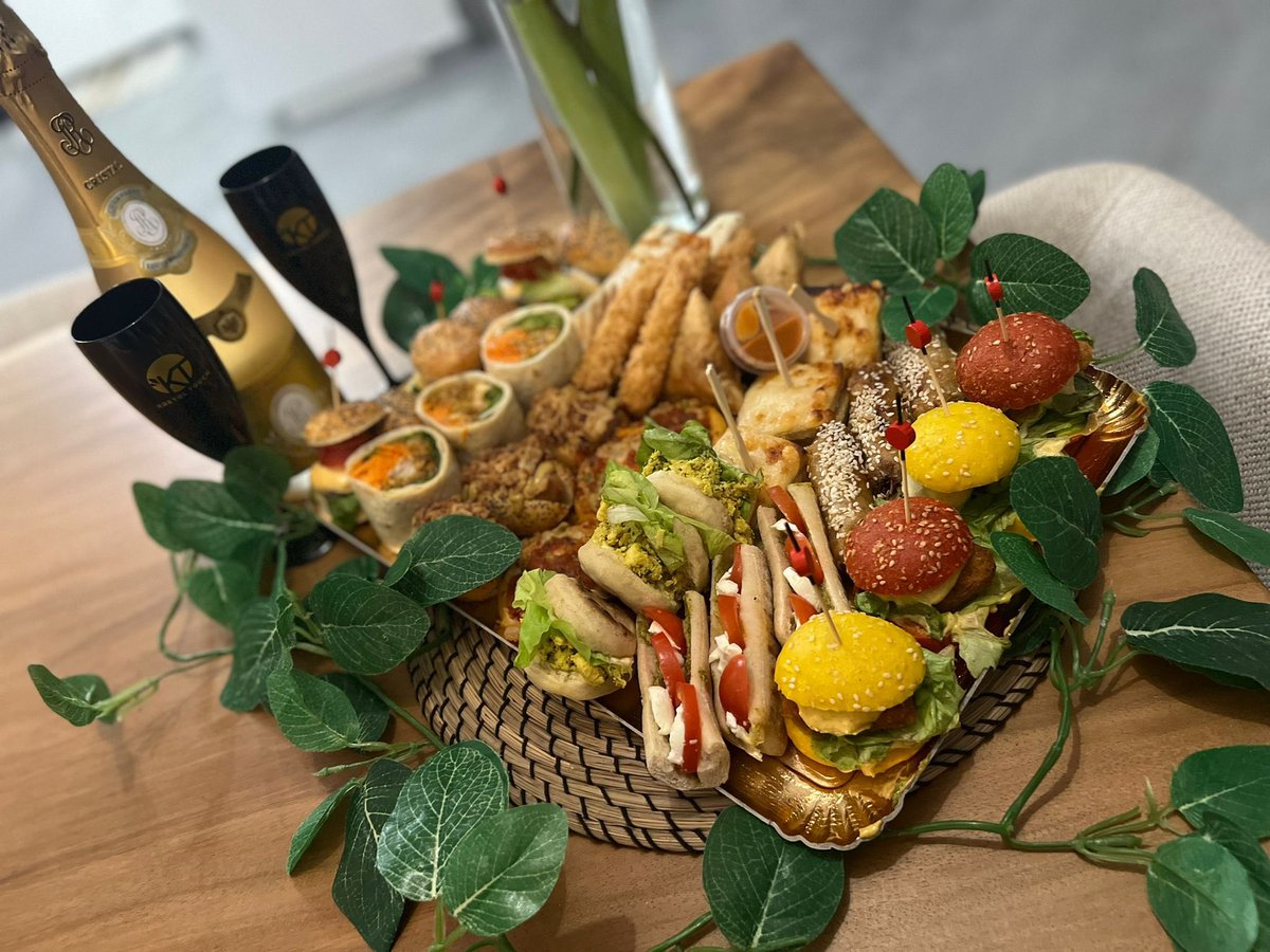 KREYOLTOUCH_'s tweet photo. ✨🌺 Box surprise La Martiniquaise et ses gourmandises 🌺✨

Réservez votre pack et profitez de pleins de surprises HALAL à déguster en plus de vos boissons 😍

🔴PLUS D’INFOS OU PASS DISPONIBLES SUR BIZOUK : https://t.co/NOVMu5DSvu

#kreyoltouch #eventparis 
#soireeantillaise https://t.co/4bHgxLd6pw