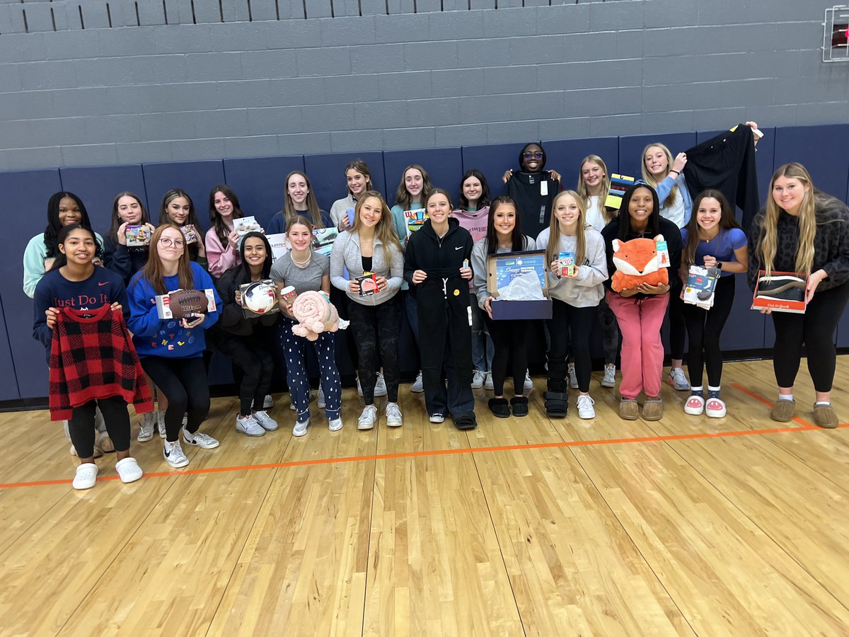 WHS_gbb's tweet photo. Great morning of taking a moment to give back. Spent practice time shopping for our 3 Angel Tree kiddos! Our girls are amazing!! #NOW https://t.co/Uj4UXUR55V