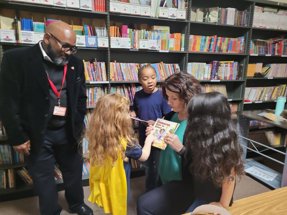 sdbrundidge's tweet photo. Donating copies of @ShelettaIsFunny autism childrens books to @SummitAcademies in Warren, OH. Great School doing amazing things for kids and their families ❣️ https://t.co/QbYOnNd8lj