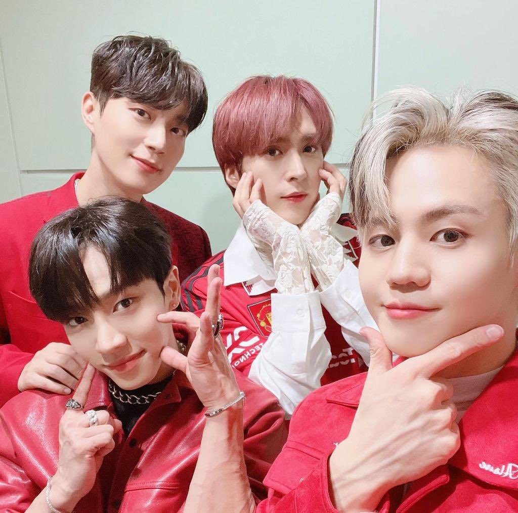 VickyHaw's tweet photo. 😘💙💛💚💜 #HIGHLIGHT #하이라이트 #Alone2ndWin #Highlight64thWin #하이라이트1위 https://t.co/eRoSe3veGW