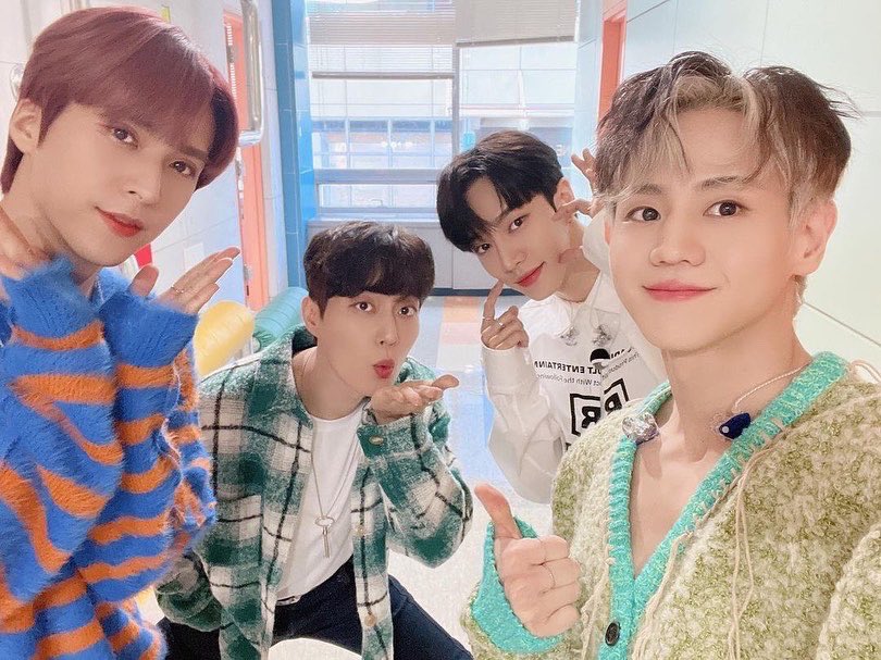 VickyHaw's tweet photo. 😘💙💛💚💜 #HIGHLIGHT #하이라이트 #Alone2ndWin #Highlight64thWin #하이라이트1위 https://t.co/eRoSe3veGW