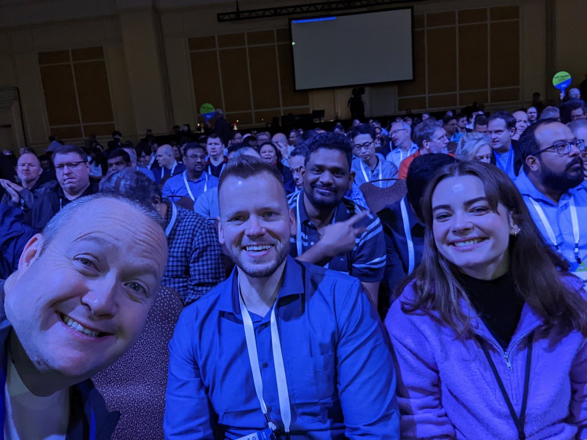 Despite deeply regretting my choices last night, we're ready and excited for @thsaueressig's keynote here at #SAPTechEd @geertjanklaps @saramarialangnr @SAPMentors