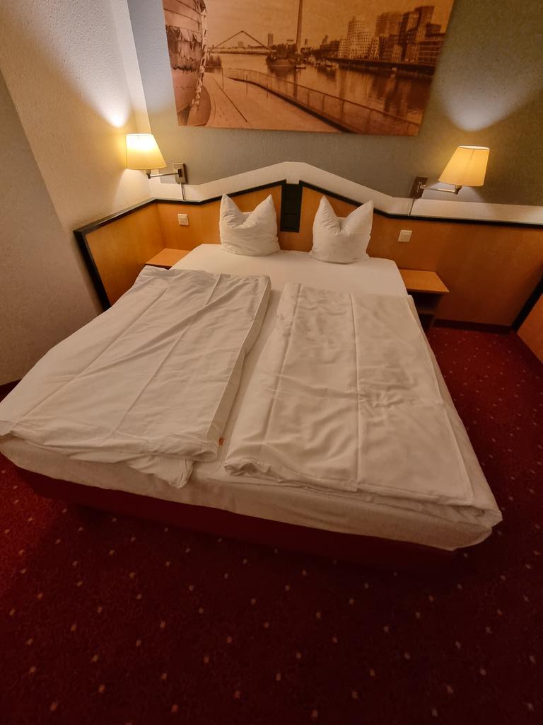 havraiseSG's tweet photo. Définition du lit à l'allemande ... lit pour deux... mais chacun sa couette ! Ça me fera toujours rire 🤣 #Allemagne #voyage #deplacementpro #salon #drole https://t.co/o9kGTmorV0