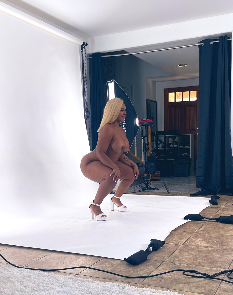 AveryJaneXO's tweet photo. Who needs the gym when you have pretty girl poses 🥴🤣😭 https://t.co/Jl4kb1jGhd