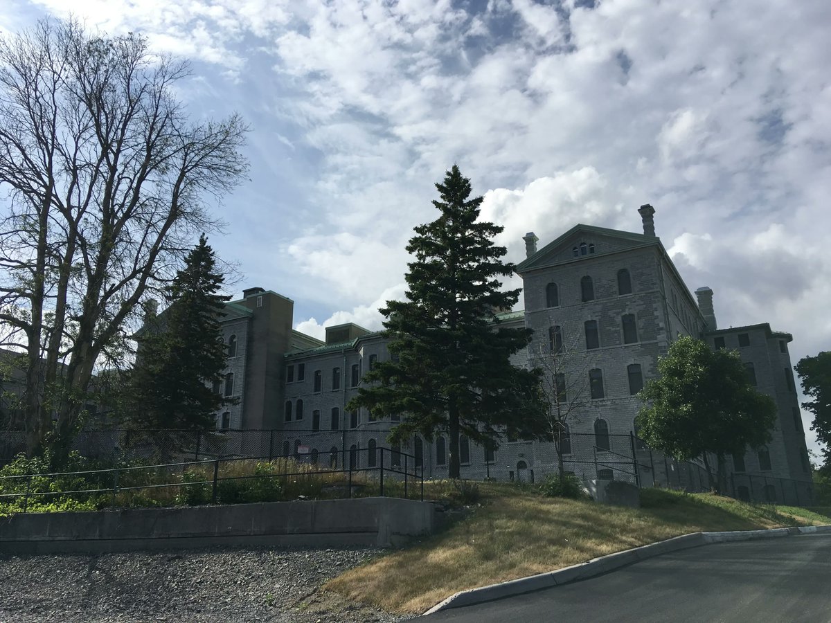 IrishCanadaPod's tweet image. We&apos;re holding an exclusive listening party this afternoon at 2:30 p.m. for Irish Studies students @ the @canadian_irish Tea Salon! Jane will talk about the podcast &amp;amp; then give an early preview of tomorrow&apos;s episode about the @GMMProject. @gissyggarcia @GabrielleKathl8 @Concordia