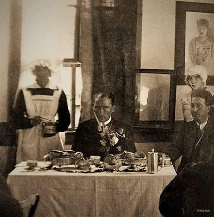 Aşağıda gördüğünüz resim Titanik mi? Hayır değil, onun adı 1-“Karadeniz” vapuru. Bizzat Mustafa Kemal'in projesiydi, yüzen fuar'dı, dünyada ilkti. 1924 de satın alındı. 130 metre boyunda, 16 metre genişliğindeydi. Aslında siyahtı, Haliç'e çekildi, bembeyaz boyandı kuğu gibi oldu+