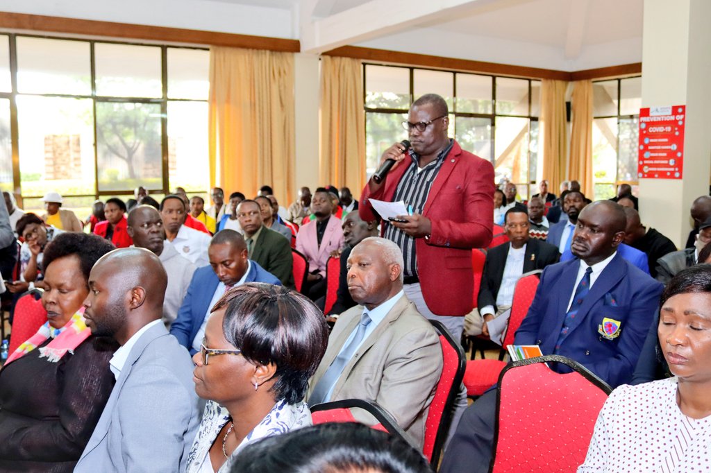 moyasa_ke's tweet photo. On his part the CS committed the ministry's support to the federations that are compliant with  the Constitution, the Sports Act, 2013 and relevant legislation and regulations.He agreed to engage stakeholders on the immediate review of Sports Act 2013. https://t.co/rmWtfMpken