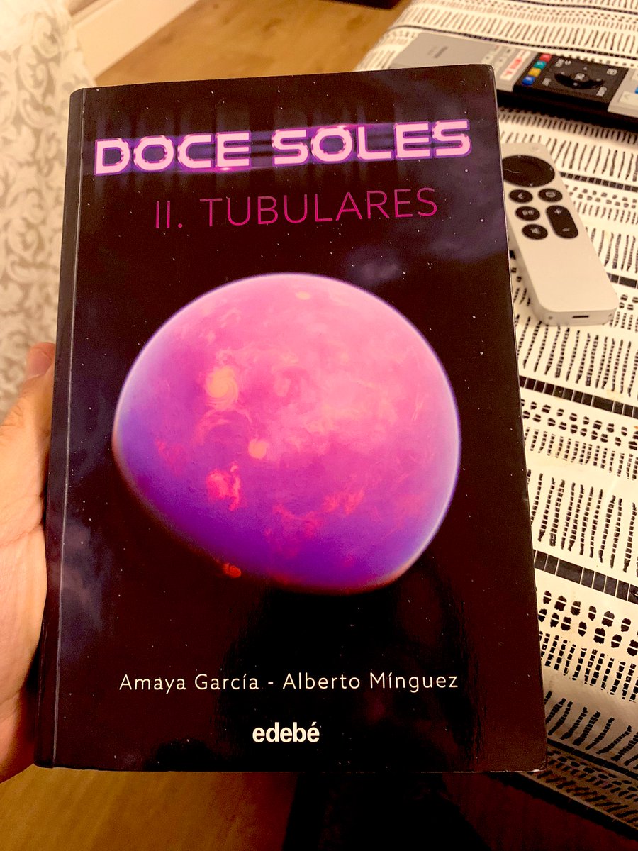 gomobel's tweet photo. Guau. Era difícil, pero la segunda parte de @Doce_Soles es todavía mejor que la primera. Suelo ser reacio a la ciencia ficción pero estas novelas son maravillosas y súper enganchantes. Un regalo fantástico si tenéis hijes adolescentes. ¡Gracias, @GMinguezEsp y @GimenezMarques! ❤️ https://t.co/OsArVNbNXP