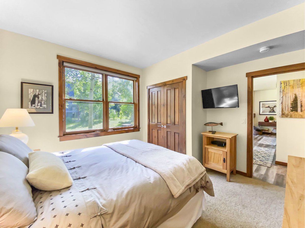SkyRunBreck's tweet photo. Book your stay in this luxury 1 bed/1 bath unit conveniently located on Main Street, just a short walk to the lifts, restaurants, bars, and shops, and on the free town shuttle route (which stops just steps away from your front door). 

https://t.co/aZpKgmySoC https://t.co/qBwavXY5JZ