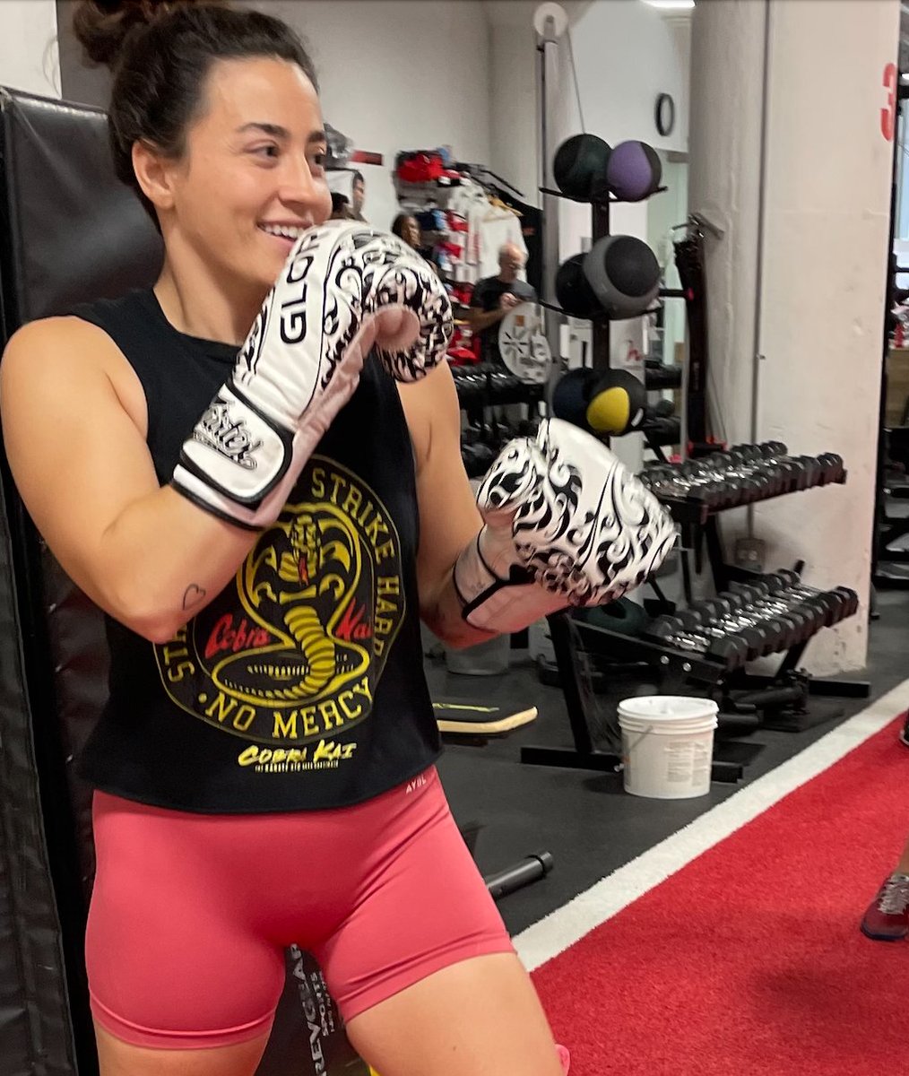 ParisiPOW's tweet photo. #westloopboxing #chicagoboxingclasses Come check out our program 22 years of amazing classes #womensboxing Our boxing classes make you smile. https://t.co/OU08JCPzHU