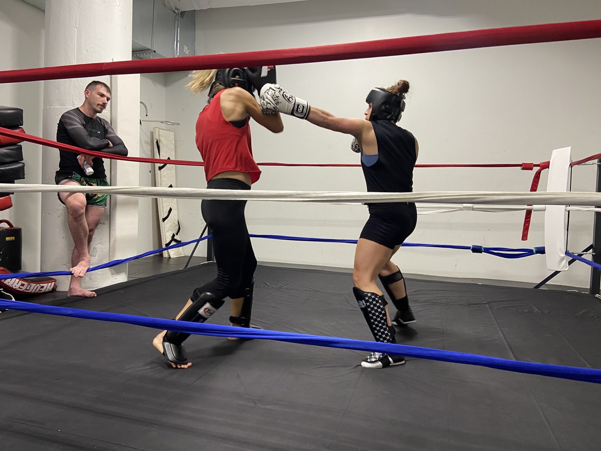 ParisiPOW's tweet photo. #westloopboxing #chicagoboxingclasses Come check out our program 22 years of amazing classes #womensboxing Our boxing classes make you smile. https://t.co/OU08JCPzHU