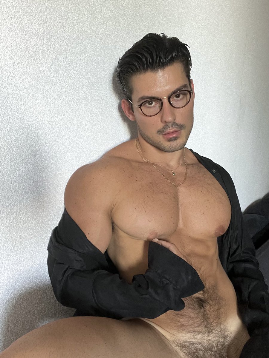 mochieffu's tweet photo. Wanna come over &amp; workout? https://t.co/xdVuL6gNVT