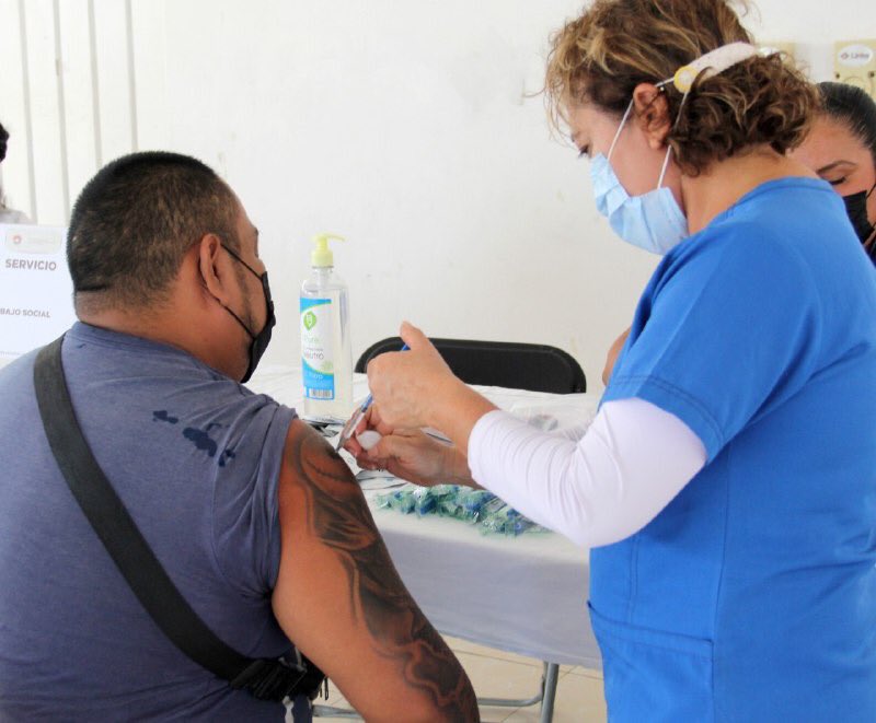 AytoCancun's tweet photo. Brigada Médica Gratuita en la #SM228. 🧑⚕️👩⚕️
Fomentamos la prevención en el cuidado de la salud y la atención de las y los #cancunenses, por ello, 1/2 https://t.co/L5eATBoXmv
