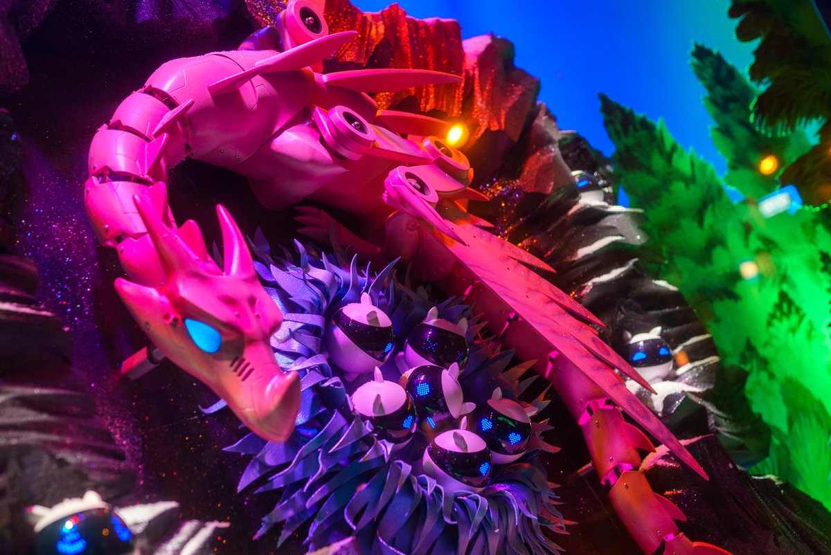 TheWinkyverse_'s tweet photo. Our @winkyrobot has its own Christmas window at Galeries Lafayette in Paris!! 🎄🎅🤩

It also features the Pachamama dragon coming straight from The Winkyverse! 💫

Visit them if you're in town! 🥰

#galerieslafayette #TheWinkyverse #Pachamama https://t.co/TJGBLnjviA