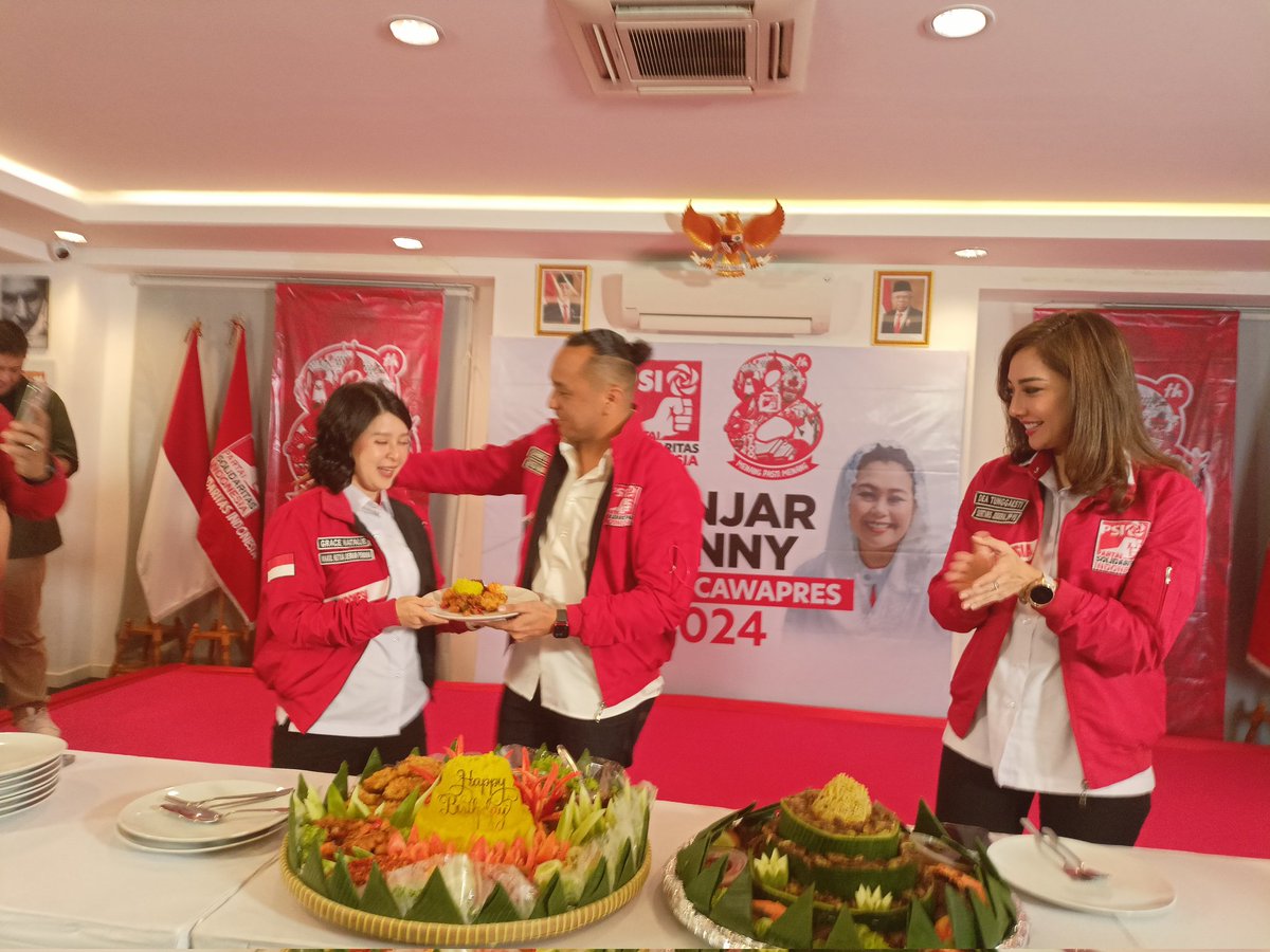 sigitwid's tweet photo. Tumpengan ulang tahun ke-8 Partai Solidaritas Indonesia di Basecamp DPP.

Tetap seru walaupun sederhana.

@psi_id 

#HUTPSI #8TahunPSI #MenangPastiMenang https://t.co/iNKWaLfnPS