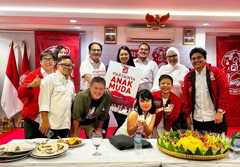 sigitwid's tweet photo. Tumpengan ulang tahun ke-8 Partai Solidaritas Indonesia di Basecamp DPP.

Tetap seru walaupun sederhana.

@psi_id 

#HUTPSI #8TahunPSI #MenangPastiMenang https://t.co/iNKWaLfnPS