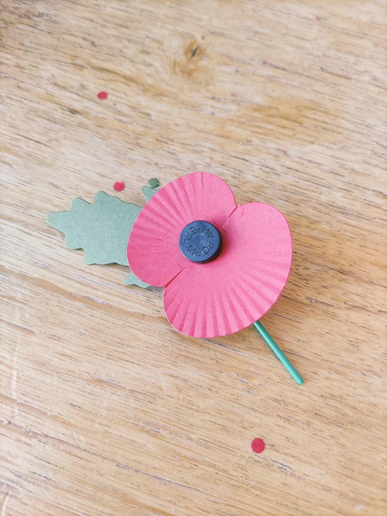AdiBop_'s tweet photo. Amidst the noise &amp; clamour of the last few weeks I had the privilege to use time at work to make poppies today.

To all those who have served &amp; those who still do - thank you.

#LestWeForget

 #vetforce https://t.co/MFvMWUtNht