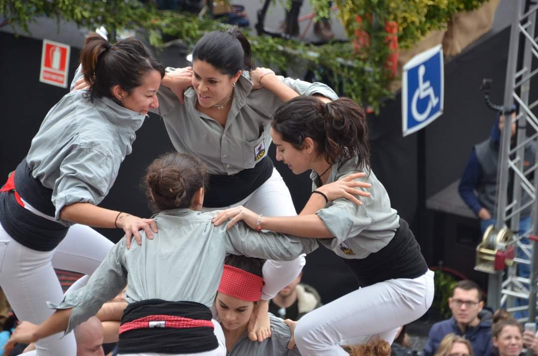 Lidiap21's tweet photo. Moments, il.lusió, nervis, amistats, familia, festa, feina, molta feina...tot això i d'altres son els #castells. Per a mi, part de la meva vida. El millor moment, quan vaig decidir formar part dels @borinots https://t.co/tgKcnTwuBC