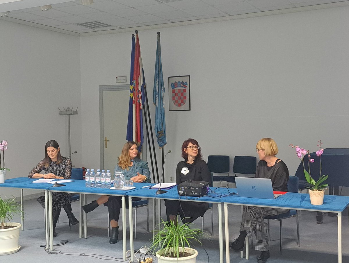 P.R.O.T.E.C.T. 5c (@protect5c1) on Twitter photo Voditeljica <a href="/Miranda_PrevLab/">Miranda Novak</a> i doktorandice na projektu predstavile su rezultate prve točke istraživanja u sklopu okruglog stola u Zagrebu. Na sudjelovanju zahvaljujemo i dr. sc. Ljiljani Muslić, psihologinji Petri Kremenjaš te socijalnoj pedagoginji i ravnateljici Božani Sertić. Voditeljica <a href="/Miranda_PrevLab/">Miranda Novak</a> i doktorandice na projektu predstavile su rezultate prve točke istraživanja u sklopu okruglog stola u Zagrebu. Na sudjelovanju zahvaljujemo i dr. sc. Ljiljani Muslić, psihologinji Petri Kremenjaš te socijalnoj pedagoginji i ravnateljici Božani Sertić.