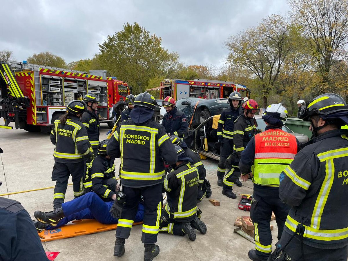 112cmadrid's tweet photo. 🚒 Continúan las maniobras conjuntas en accidentes de tráfico entre #BomberosCM y @BomberosMad.
‑ Durante esta semana se realizan en el #Parque47 #PozueloDeAlarcón, uno de los que habitualmente interviene en la Zona de Actuación Conjunta (ZAC) de ambos servicios.
#ASEM112 https://t.co/w1lDrH315r