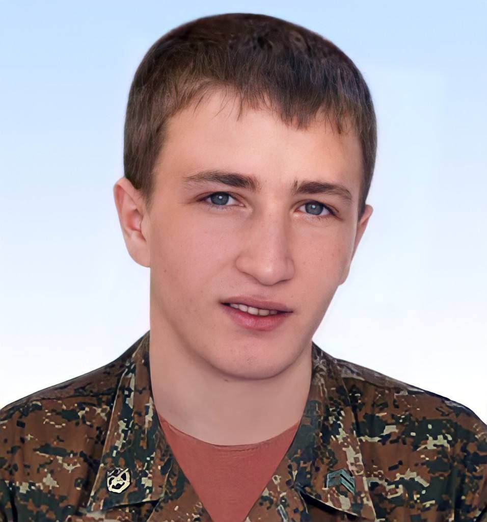 ArmFightZone's tweet image. Le 16 novembre 1996 est née ce héros à Yerevan, aujourd'hui il aurait dû avoir
26 ans...🙏🇦🇲🕯️

Robert Abajyan héros de la guerre de 4 jours en 2016 qui a donné sa vie en se faisant exploser grenade à la main pour empêcher l'ennemi d'avancer