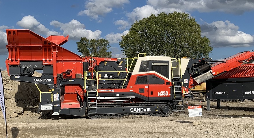 sandvikmobiles's tweet photo. Demonstration day proves a huge success at dealer conference. The latest developments in our mobile offering were on demo, featuring our bestselling Q-Range and new Wheeled crushers and screens for North America #sandvik #rockprocessingsolutions #sandvikmobiles #crushingtigers https://t.co/vF0Q8D4dsn