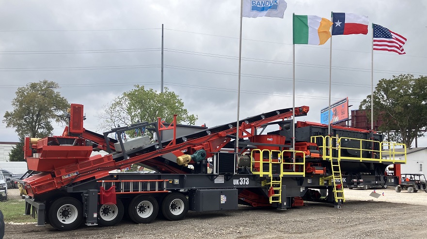 sandvikmobiles's tweet photo. Demonstration day proves a huge success at dealer conference. The latest developments in our mobile offering were on demo, featuring our bestselling Q-Range and new Wheeled crushers and screens for North America #sandvik #rockprocessingsolutions #sandvikmobiles #crushingtigers https://t.co/vF0Q8D4dsn