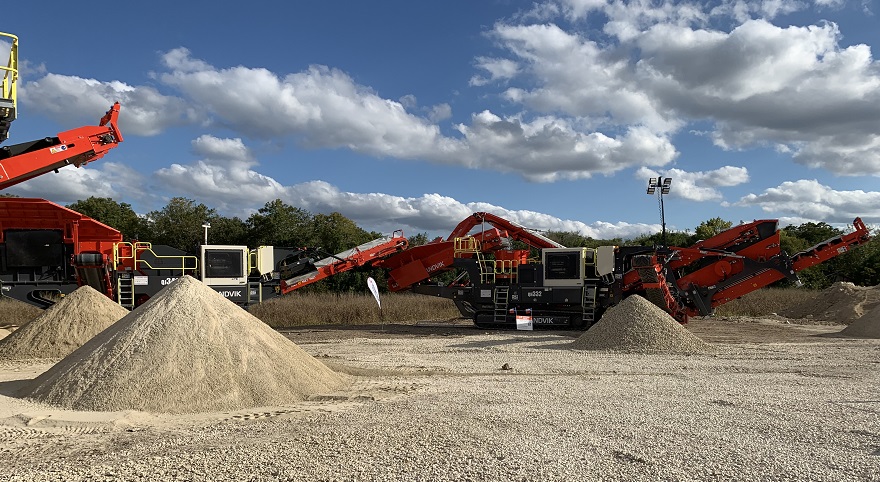 sandvikmobiles's tweet photo. Demonstration day proves a huge success at dealer conference. The latest developments in our mobile offering were on demo, featuring our bestselling Q-Range and new Wheeled crushers and screens for North America #sandvik #rockprocessingsolutions #sandvikmobiles #crushingtigers https://t.co/vF0Q8D4dsn