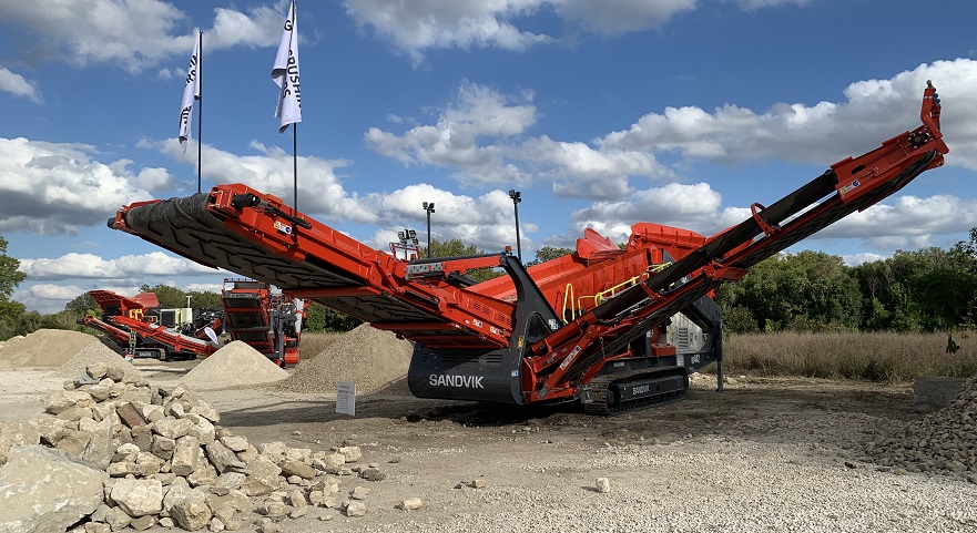 sandvikmobiles's tweet photo. Demonstration day proves a huge success at dealer conference. The latest developments in our mobile offering were on demo, featuring our bestselling Q-Range and new Wheeled crushers and screens for North America #sandvik #rockprocessingsolutions #sandvikmobiles #crushingtigers https://t.co/vF0Q8D4dsn