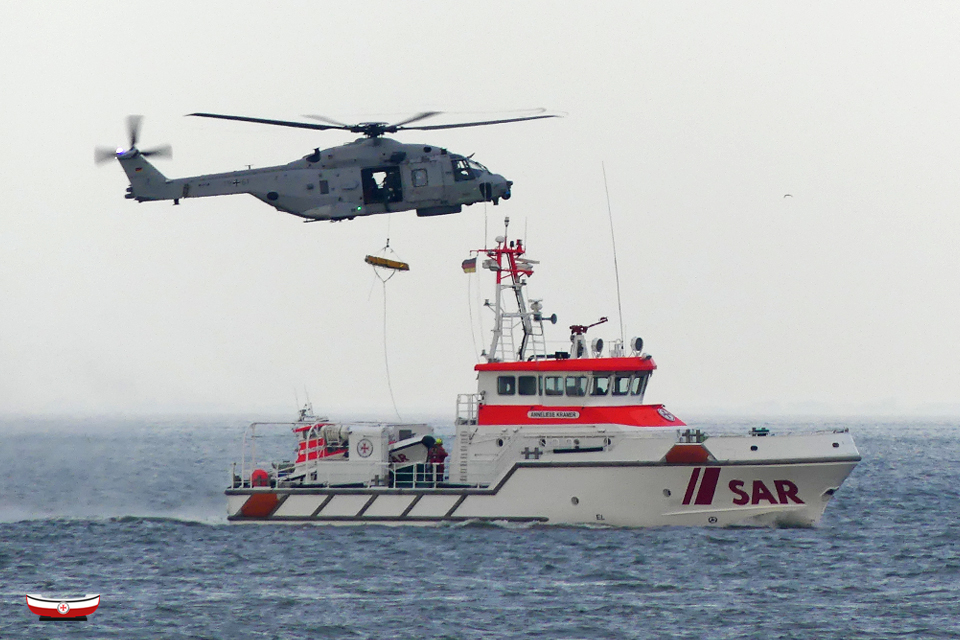 Seenotretter's tweet photo. #Seenotretter-#WinchEx auf der #Nordsee: #Seenotrettungskreuzer ANNELIESE KRAMER/#DGzRS-Station #Cuxhaven beim #Windentraining mit dem neuen #SAR-#Hubschrauber #SeaLion 79+61 🚁 der @deutschemarine-#Marineflieger @CdrDeuNavalAir #SARfamily 🤝 #TeamSeenotretter https://t.co/PfhJMB4z9h