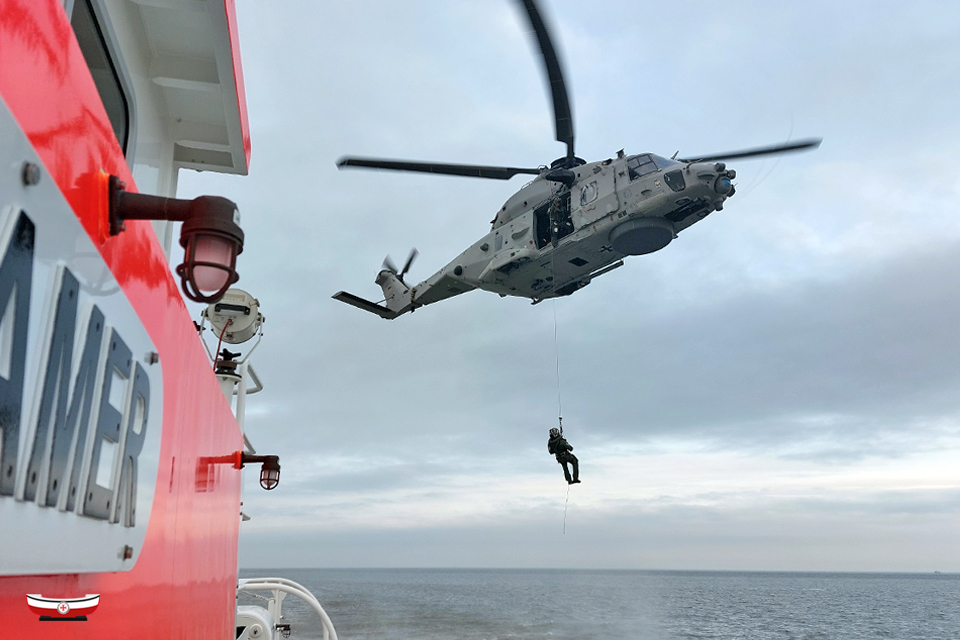 Seenotretter's tweet photo. #Seenotretter-#WinchEx auf der #Nordsee: #Seenotrettungskreuzer ANNELIESE KRAMER/#DGzRS-Station #Cuxhaven beim #Windentraining mit dem neuen #SAR-#Hubschrauber #SeaLion 79+61 🚁 der @deutschemarine-#Marineflieger @CdrDeuNavalAir #SARfamily 🤝 #TeamSeenotretter https://t.co/PfhJMB4z9h