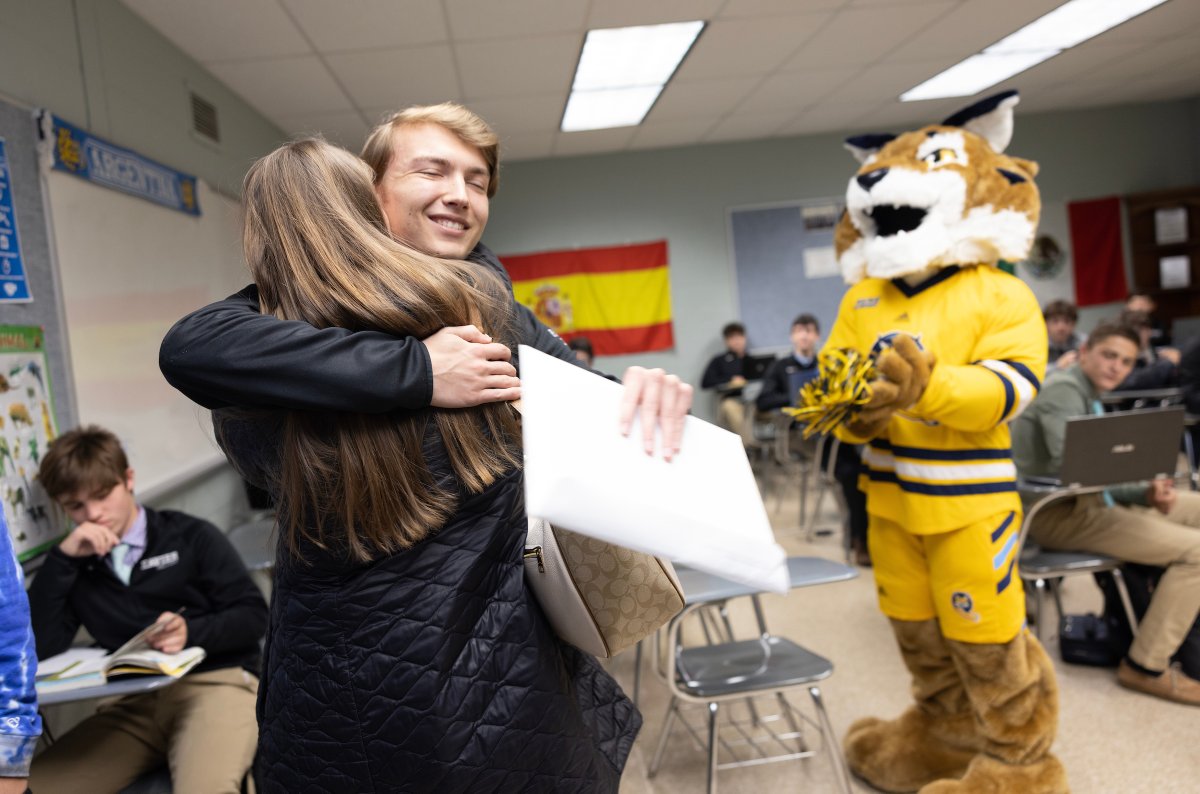 QuinnipiacU's tweet photo. Boomer, a team of student ambassadors and Chief Experience Officer Tom Ellett surprised the first two students admitted to the Class of 2027 this week. Welcome to #BobcatNation Tessa @Danburyk12 and Timothy @XavierHighCT! https://t.co/vytYHdknNh