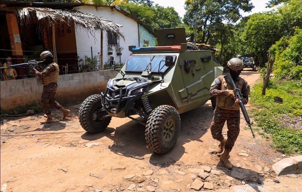 superatvtweet's tweet photo. When they come off the trail telling you “it’s dangerous”, but you play too much @CallofDuty. 😂😅 #BuiltforBattle #LetsRide 
#satv #satvnation #superatv #mudding #4wheeling #mudbog #canammaverick #modernwarfare #satvsuspension #aarms #rhinoaxles #trailriding #rockcrawler https://t.co/03or1VU201