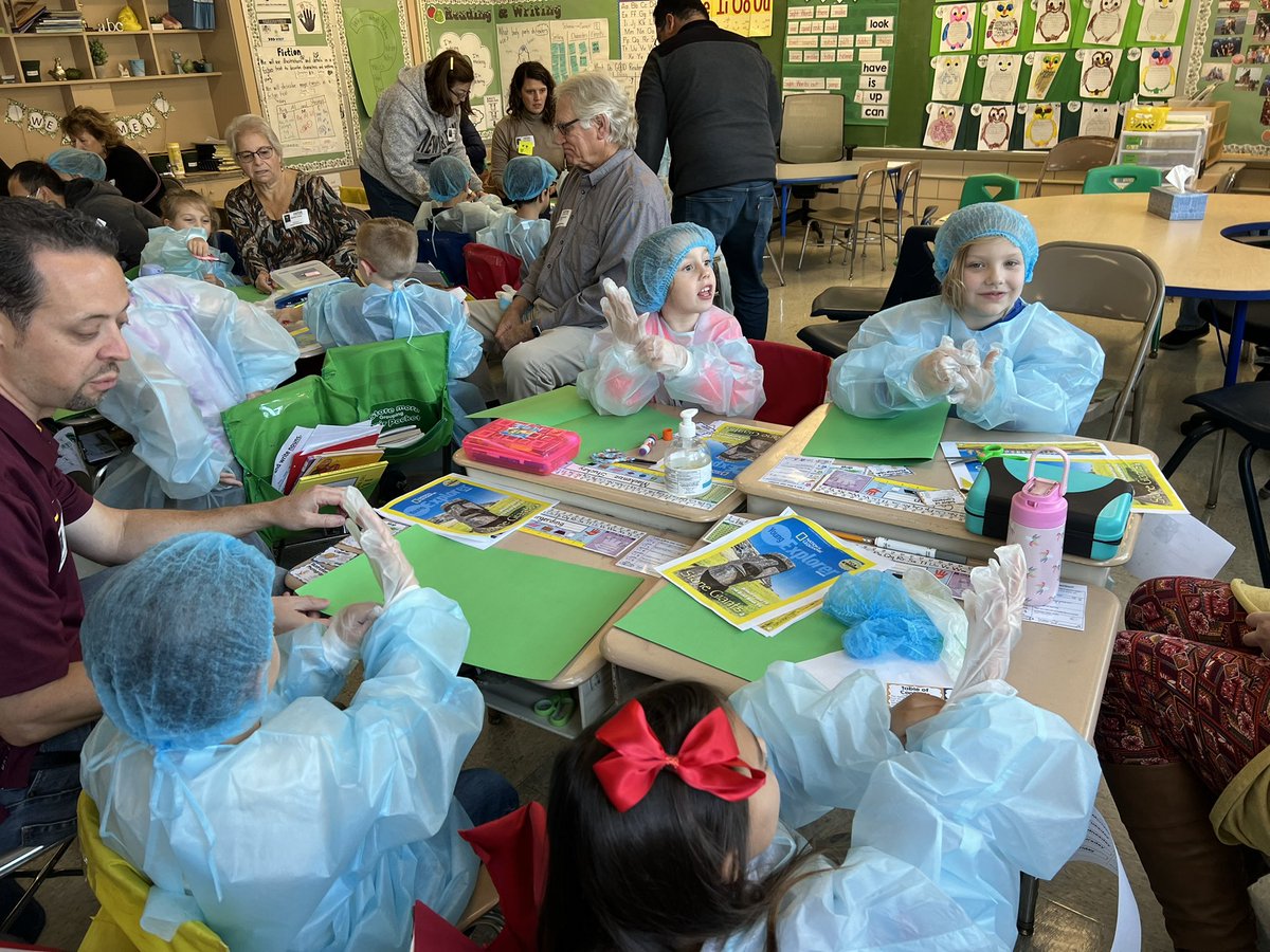 KatieKnightBCPS's tweet photo. Text Feature surgeons located and used text features to find information!  @Kingsville_BCPS https://t.co/mVHODQK8PL