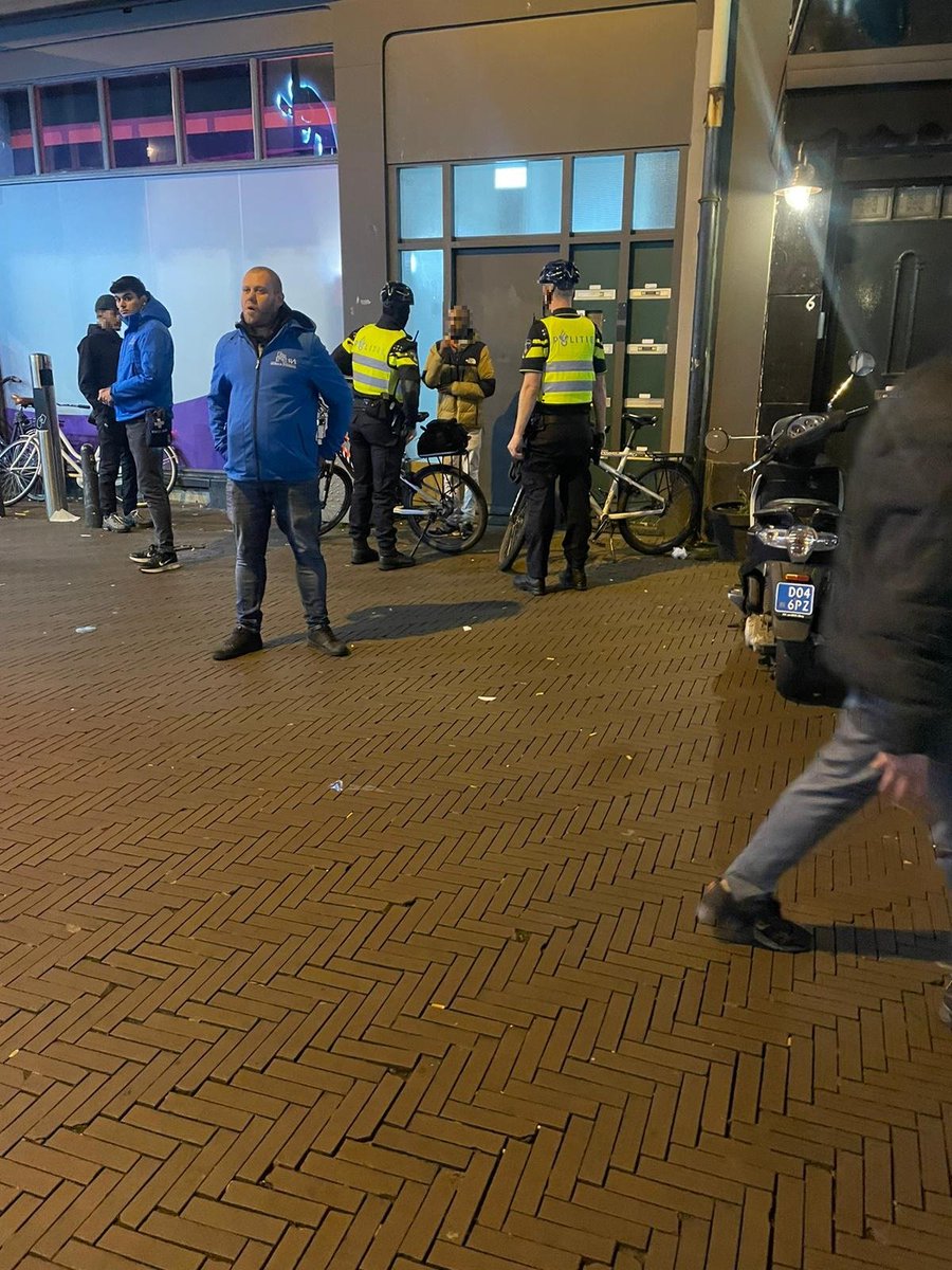 Meneer liep door de binnenstad met een grote stok mensen te bedreigen en is uiteindelijk gecontroleerd!

Kort hierna hebben wij de politie gebeld en is hij meegenomen. Wij hebben de politie afgeschermd en ondersteund bij het weg begeleiden van de man!

#horecastewards #veilig