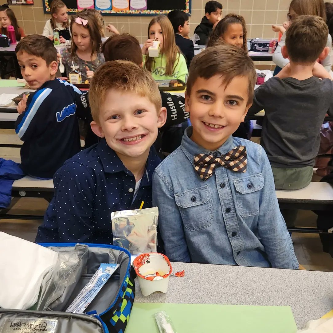 BurchfieldSASD's tweet photo. Burchfield students kicked off Gratitude Week on Monday by dressing fancy for a special 'Gratitude Lunch' - complete with tablecloths, placemats, wrapped utensils, and music.  

#gratitude #gratitudeweek #fancy #fancylunch https://t.co/sYDzPsrxC2