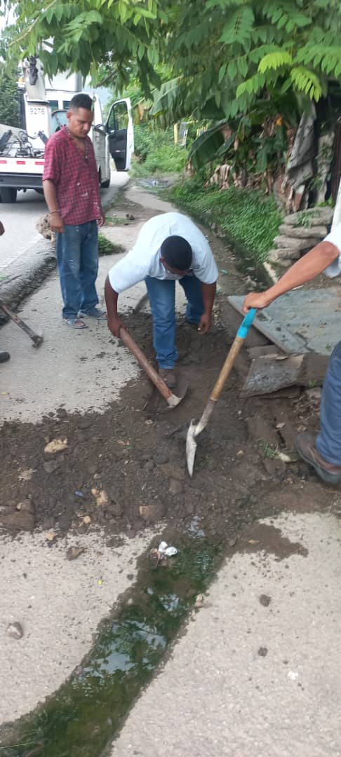 salaprensaCantv's tweet photo. Los trabajos se realizaron en conjunto con la  alcaldía del municipio Diego Ibarra para la recuperación total de los servicios. Contemplaron el tendido de 150 metros de fibra y la reconstrucción de empalmes en las redes 
#ResoluciónAveríasCantv https://t.co/jsUGt2HgjX