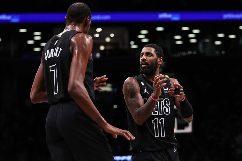 TheDunkCentral's tweet photo. “A lot of people say I’m not a leader because I didn’t tell Kyrie to get vaccinated…Or I didn’t condemn Kyrie for leaving the team…I’m not about to tell a grown-ass man what he can and can't do with his own life and dissect his views or how he thinks about s--t.” 

- KD 
(B/R) https://t.co/HyZsLD3Ug5