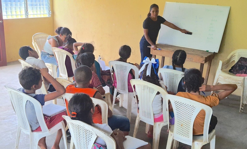 JustHopeNica's tweet photo. Patricia Jimenez is an English student in JustHope’s University Scholarship program. For her community service, she teaches English classes to 15 youth ages 9-11 at the Chacraseca Cultural Center 3 times a week. The youth also get snacks! More at https://t.co/NuKcRW6iqi https://t.co/xZSu7cCqGN